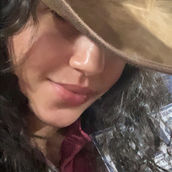 Meet your Posher, Sena - Picture 1 of 1